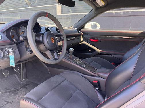 Carrara White Metallic 2022 Porsche 718 Cayman GT4