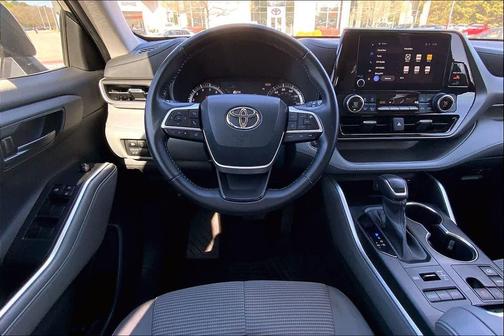 Midnight Black Metallic 2023 Toyota Highlander LE