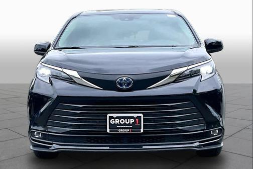 Midnight Black Metallic 2025 Toyota Sienna XLE