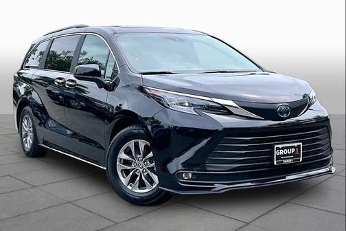 Midnight Black Metallic 2025 Toyota Sienna XLE