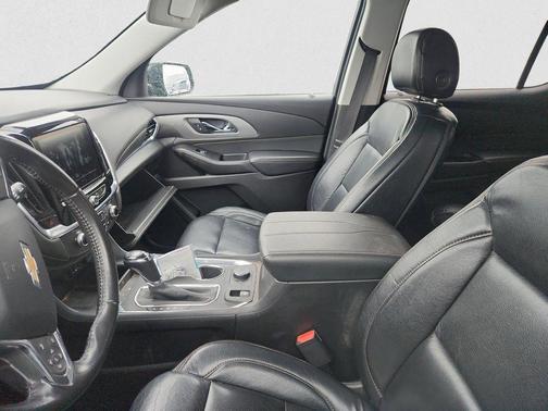 Mosaic Black Metallic 2019 Chevrolet Traverse LT Cloth