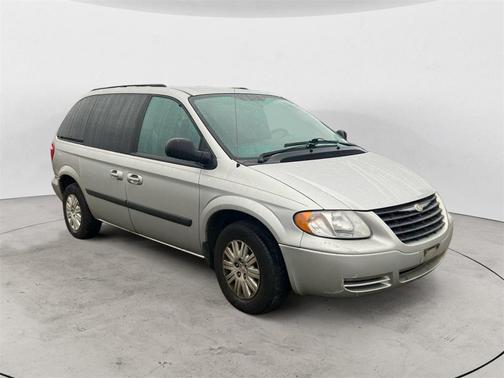 2005 Chrysler Town & Country Base