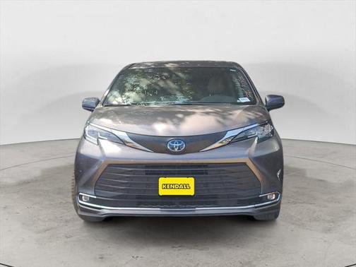 2022 Toyota Sienna XLE 8 Passenger