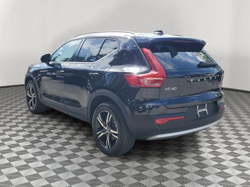 2025 Volvo XC40 B5 Core Bright Theme