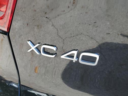 2025 Volvo XC40 B5 Core Bright Theme