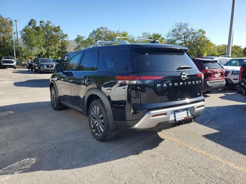 2025 Nissan Pathfinder SL
