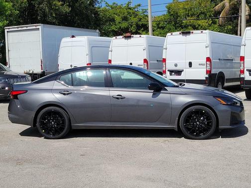 Gun Metallic / Super Black 2026 Nissan Altima SR