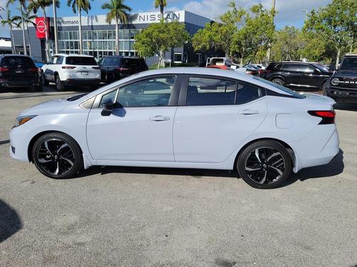 Gray Sky Pearl 2025 Nissan Versa 1.6 SR