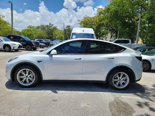 White 2023 Tesla Model Y Long Range