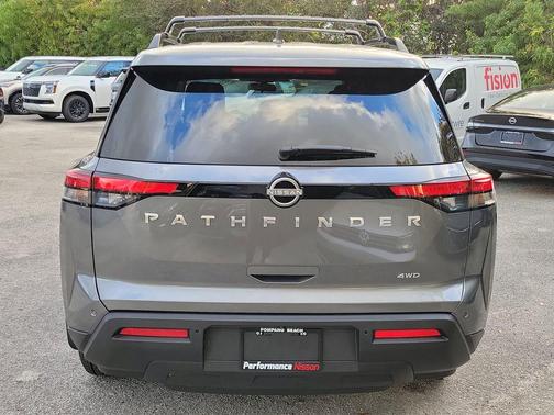 2025 Nissan Pathfinder SV