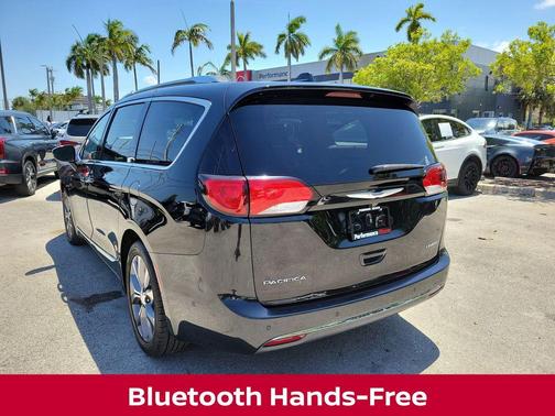 Brilliant Black Crystal Pearlcoat 2018 Chrysler Pacifica Limited
