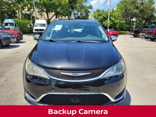 Brilliant Black Crystal Pearlcoat 2018 Chrysler Pacifica Limited