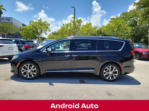 Brilliant Black Crystal Pearlcoat 2018 Chrysler Pacifica Limited