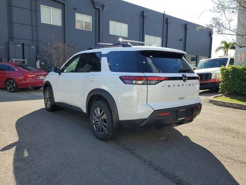 2025 Nissan Pathfinder SV