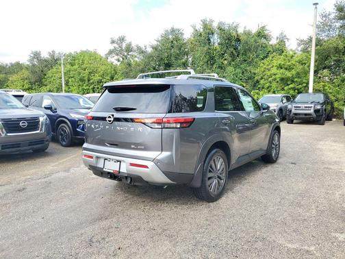 2025 Nissan Pathfinder SL