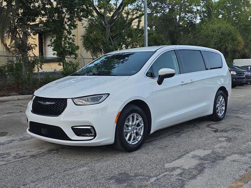 Bright White Clearcoat 2023 Chrysler Pacifica Touring-L