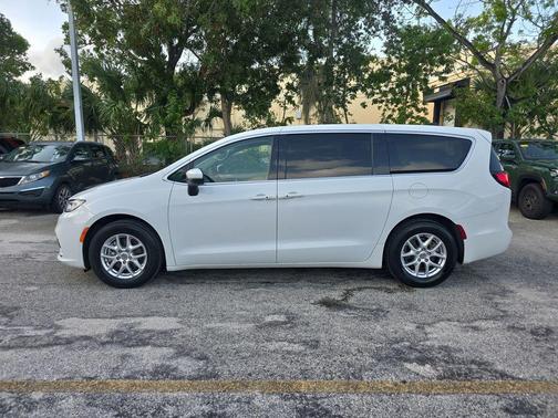 Bright White Clearcoat 2023 Chrysler Pacifica Touring-L