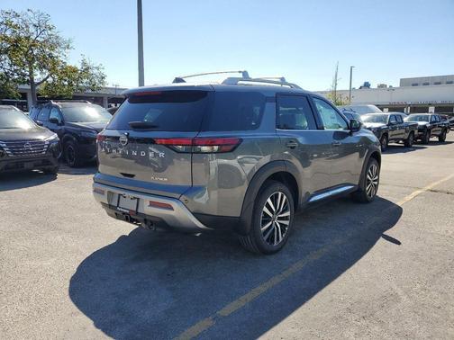 2025 Nissan Pathfinder Platinum