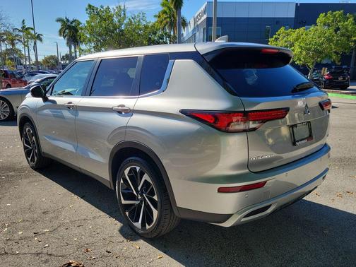 2024 Mitsubishi Outlander SE