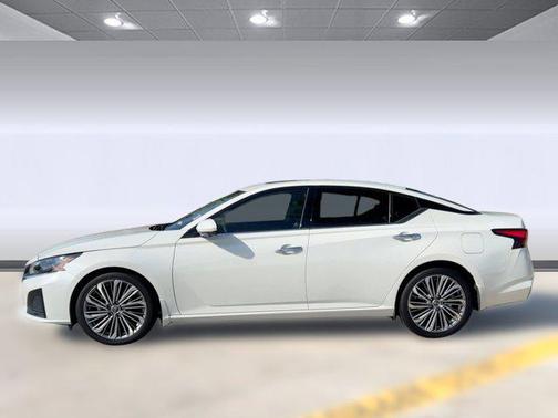 2025 Nissan Altima SL FWD