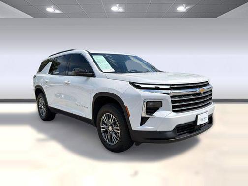 Iridescent Pearl Tricoat 2024 Chevrolet Traverse LT