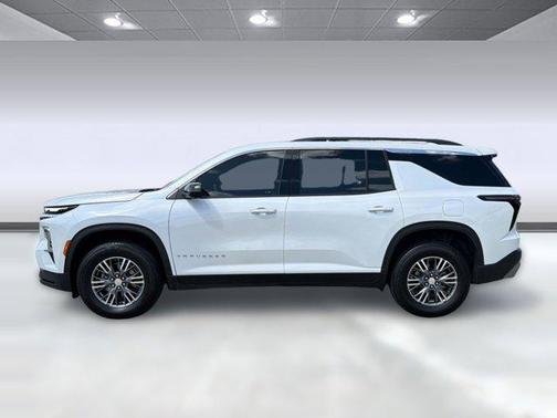 Iridescent Pearl Tricoat 2024 Chevrolet Traverse LT