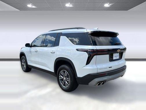 Iridescent Pearl Tricoat 2024 Chevrolet Traverse LT
