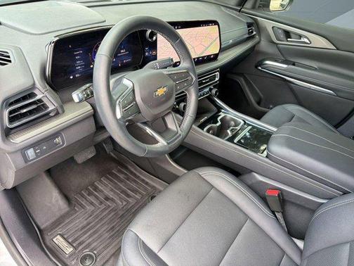 Iridescent Pearl Tricoat 2024 Chevrolet Traverse LT