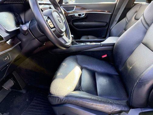 2016 Volvo XC90 T6 Momentum