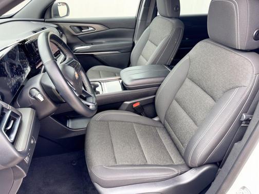 Summit White 2024 Chevrolet Traverse LT