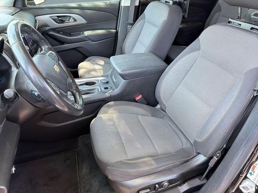 Mosaic Black Metallic 2020 Chevrolet Traverse LT Cloth