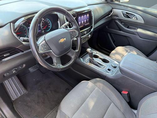 Mosaic Black Metallic 2020 Chevrolet Traverse LT Cloth