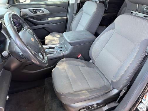 Mosaic Black Metallic 2020 Chevrolet Traverse LT Cloth