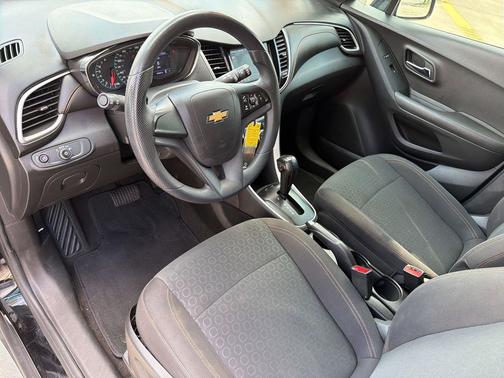 Mosaic Black Metallic 2020 Chevrolet Trax LS