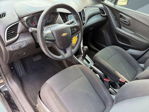 Mosaic Black Metallic 2020 Chevrolet Trax LS