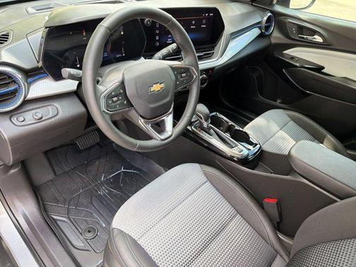 Sterling Gray Metallic 2025 Chevrolet Trax LT