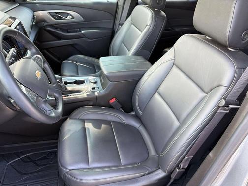 Sterling Gray Metallic 2023 Chevrolet Traverse LT Leather