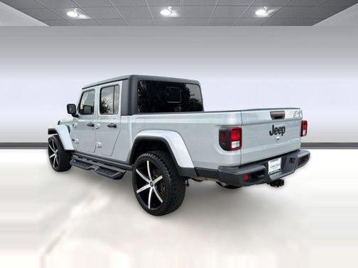 Silver Zynith Clearcoat 2023 Jeep Gladiator Willys 4x4