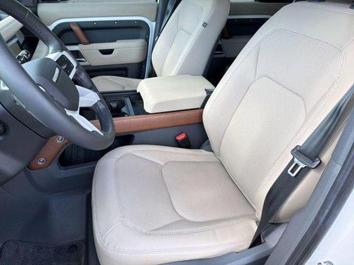 Fuji White 2024 Land Rover Defender 110 P300