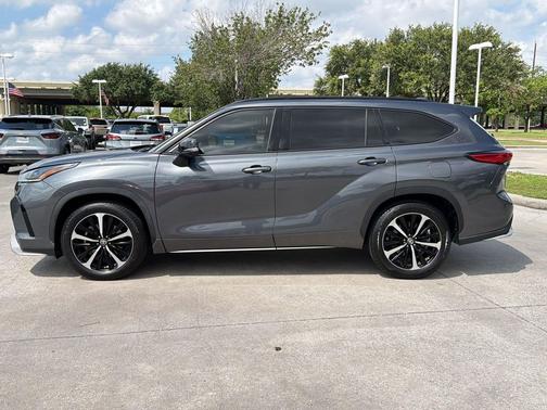 Magnetic Gray Metallic 2021 Toyota Highlander XSE