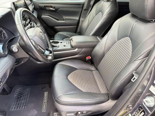 Magnetic Gray Metallic 2021 Toyota Highlander XSE