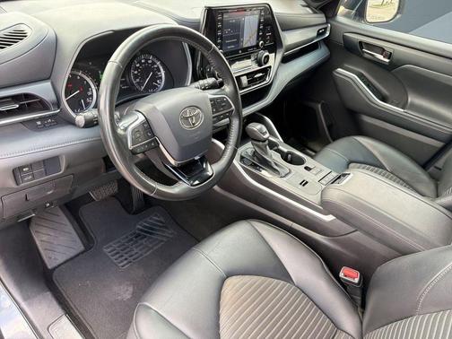 Magnetic Gray Metallic 2021 Toyota Highlander XSE