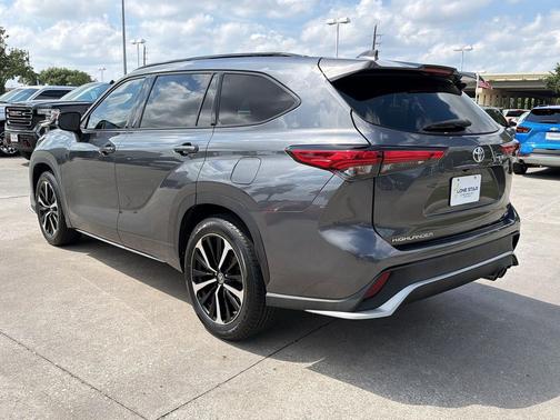 Magnetic Gray Metallic 2021 Toyota Highlander XSE