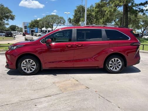 Ruby Flare Pearl 2025 Toyota Sienna LE