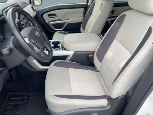 2023 Nissan Titan SV