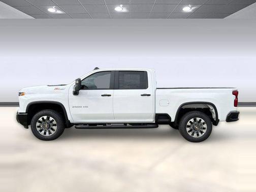 Summit White 2026 Chevrolet Silverado 2500 Custom