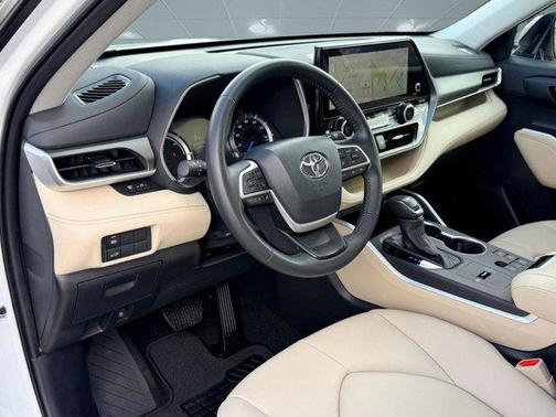 2024 Toyota Highlander Hybrid XLE