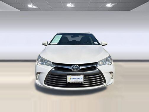 Blizzard Pearl 2017 Toyota Camry XLE