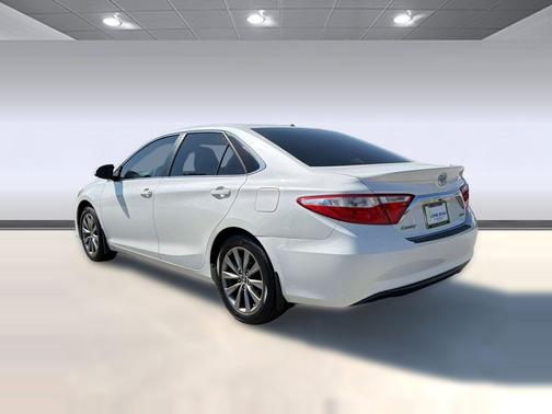 Blizzard Pearl 2017 Toyota Camry XLE