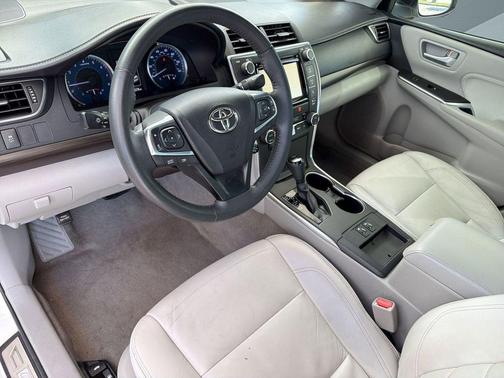 Blizzard Pearl 2017 Toyota Camry XLE